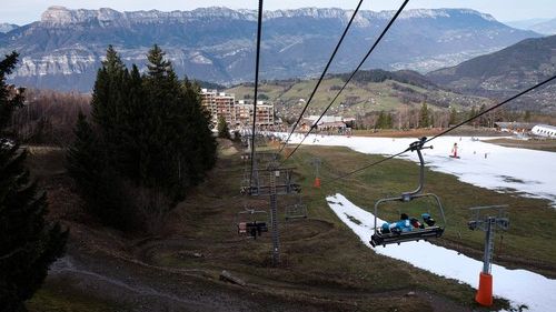 Nedostatek sněhu a teplo ohrožují lyžování v Alpách